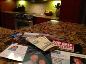 unique-realtor-money-drop-business_card-listings